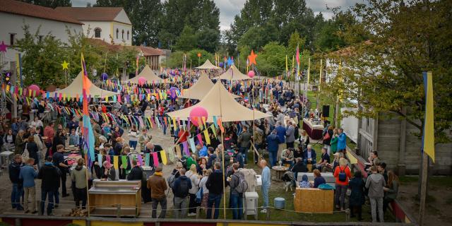 Receptie Feest buiten.jpg